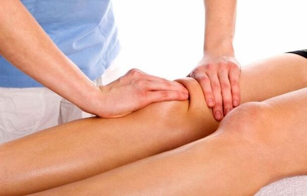 Masser l'articulation du genou aidera à soulager les manifestations de la gonarthrose. 
