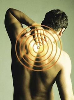Les maux de dos qui s'aggravent avec l'inhalation sont un symptôme d'ostéochondrose thoracique