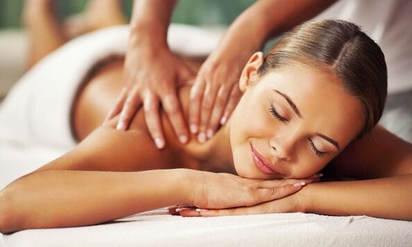 Le massage contribue au traitement efficace de l'ostéochondrose de la colonne lombaire. 